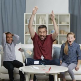 HASBRO ΕΠΙΤΡΑΠΕΖΙΟ ΠΑΙΧΝΙΔΙ MONOPOLY ΜΕ ΝΕΑ ΠΙΟΝΙΑ ΓΙΑ 2-6 ΠΑΙΚΤΕΣ 8+ ΕΤΩΝ