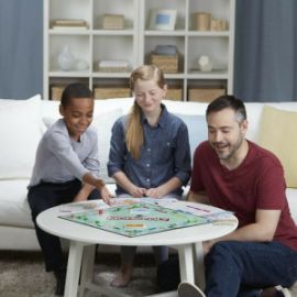 HASBRO ΕΠΙΤΡΑΠΕΖΙΟ ΠΑΙΧΝΙΔΙ MONOPOLY ΜΕ ΝΕΑ ΠΙΟΝΙΑ ΓΙΑ 2-6 ΠΑΙΚΤΕΣ 8+ ΕΤΩΝ